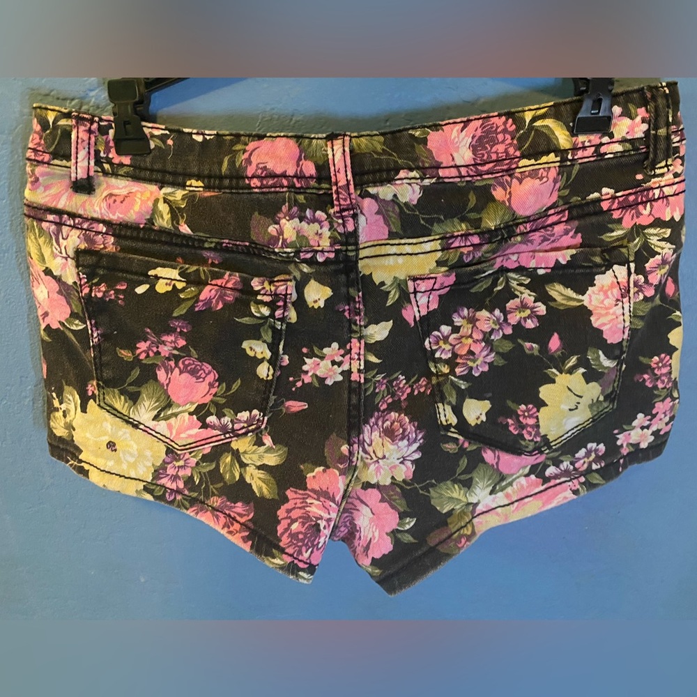 Floral black and pink short shorts no boundaries size 13 98% cotton